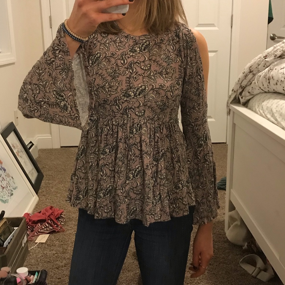 Cute shirt with open back and cold shoulders!